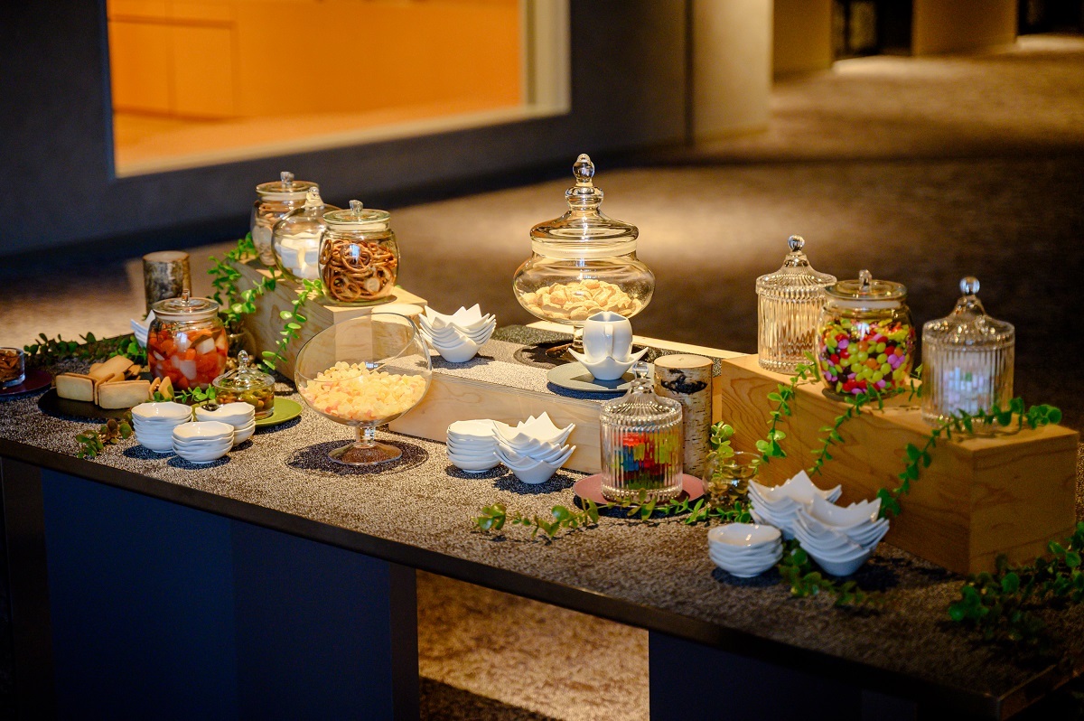 中央の大きな器に入っているのが信玄餅