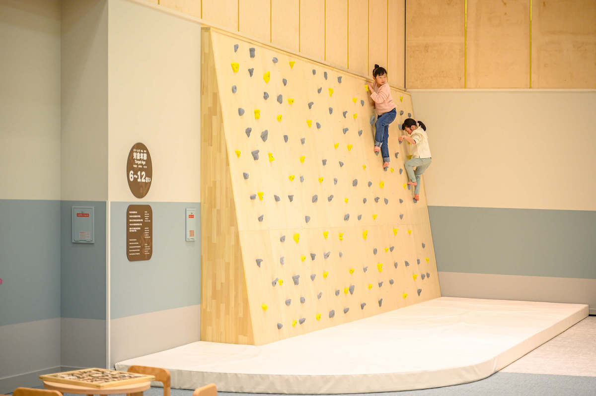高さ3mのボルダリング。山を登るような気分で楽しめる