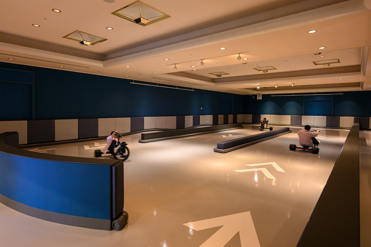 照明を落とした空間