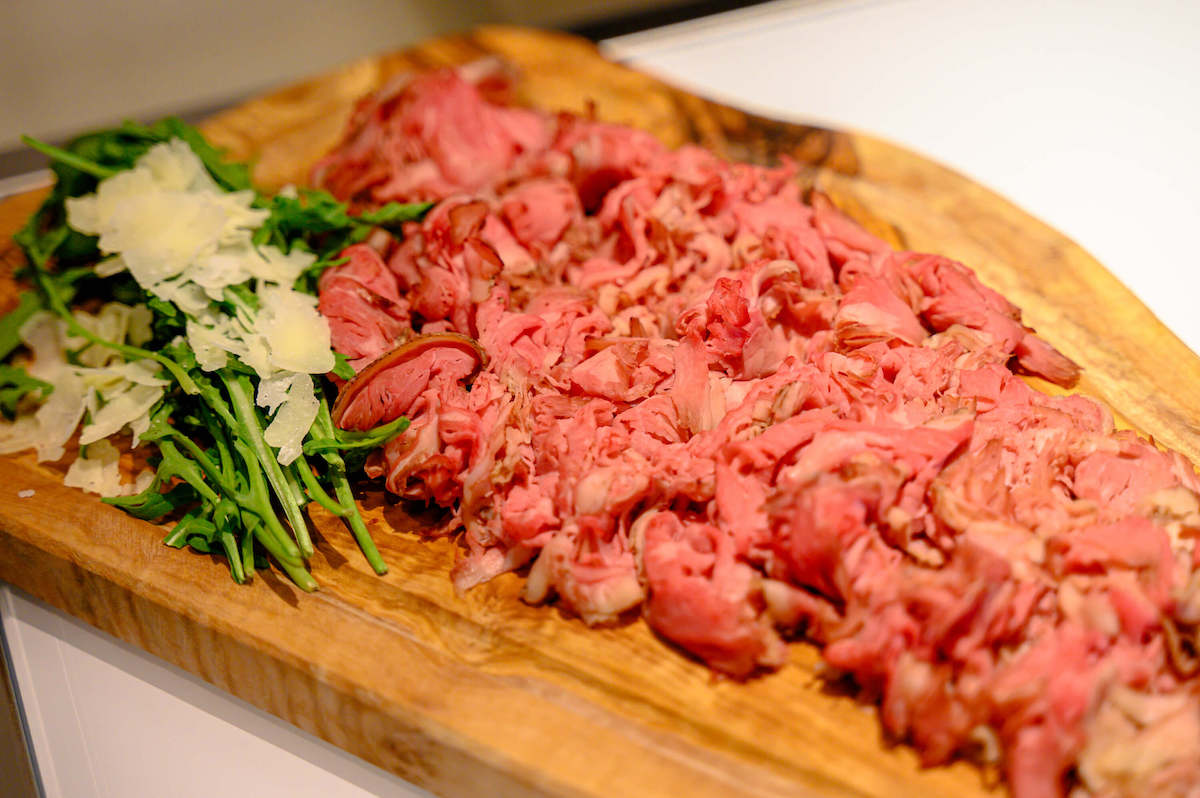 切りたてのローストビーフは口の中でシュワっと消えてなくなるよう。ぜひ赤ワインとともに味わいたい！