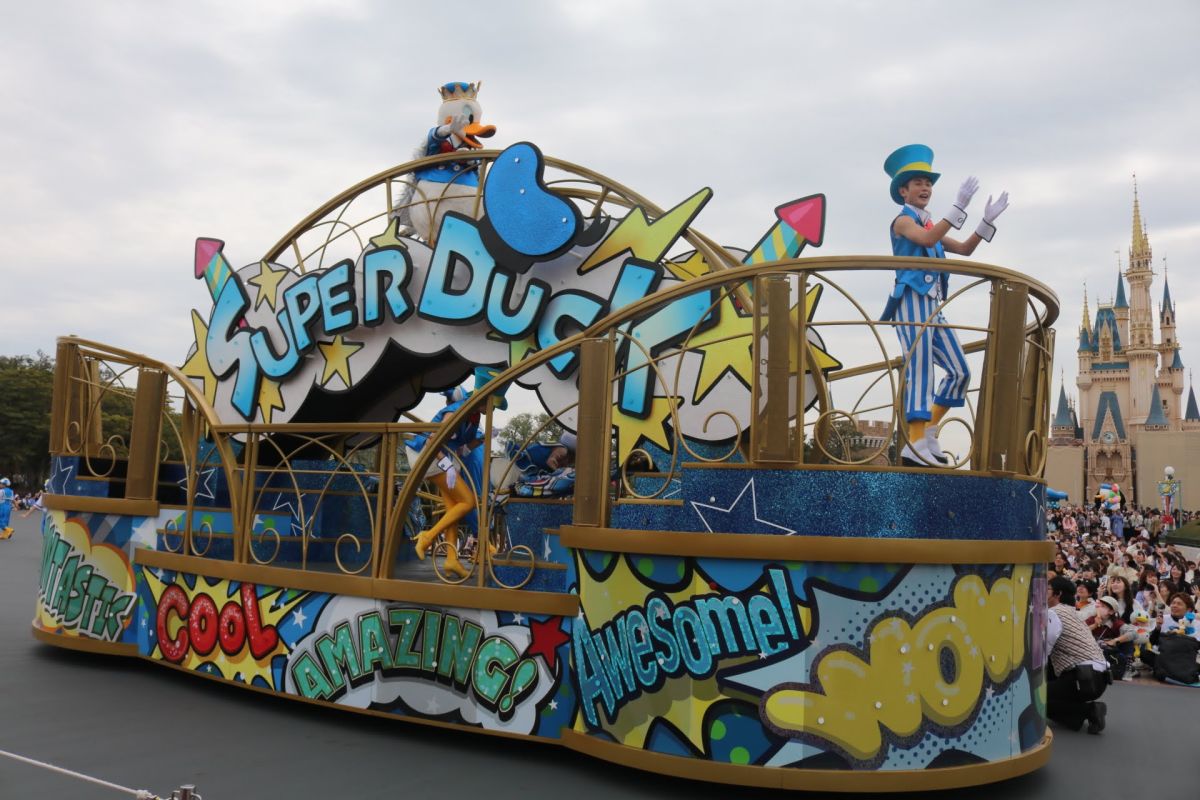 プラザガーデン前ではドナルドのフロートが1周目と2周目に停止、ミッキー、ミニー、デイジーのフロートが1周目に停止します