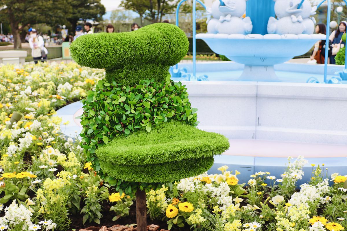 噴水オブジェの周りの植栽