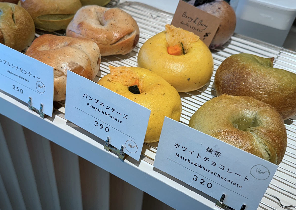 （左から）「アップルシナモンティー」350円、「パンプキンチーズ」390円、「抹茶ホワイトチョコレート」320円