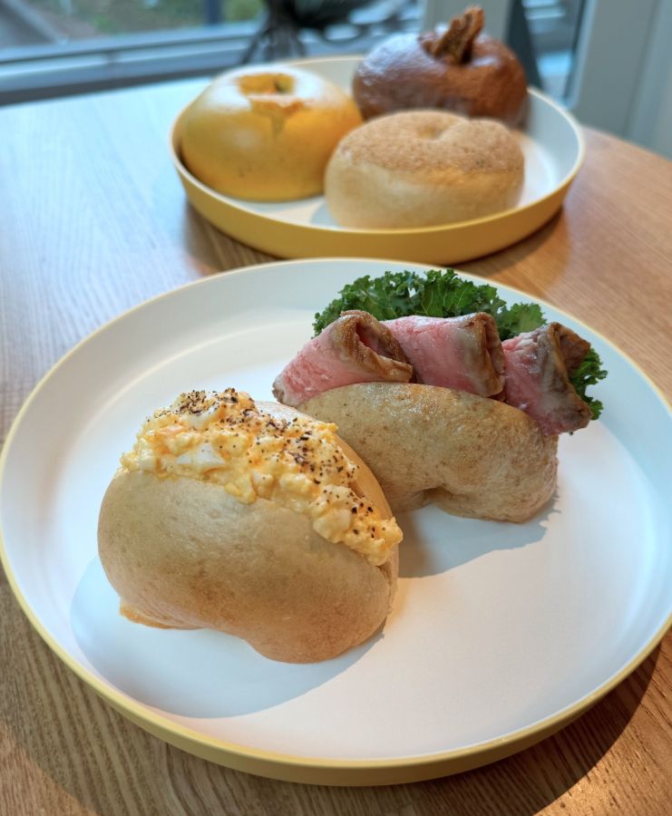 （写真手前から）「たまごサンドハーフ」240円、「ローストビーフサンド ハーフ」690円、「ポピーシード」210円、「パンプキンチーズ」390円、「いちじくショコラ」380円