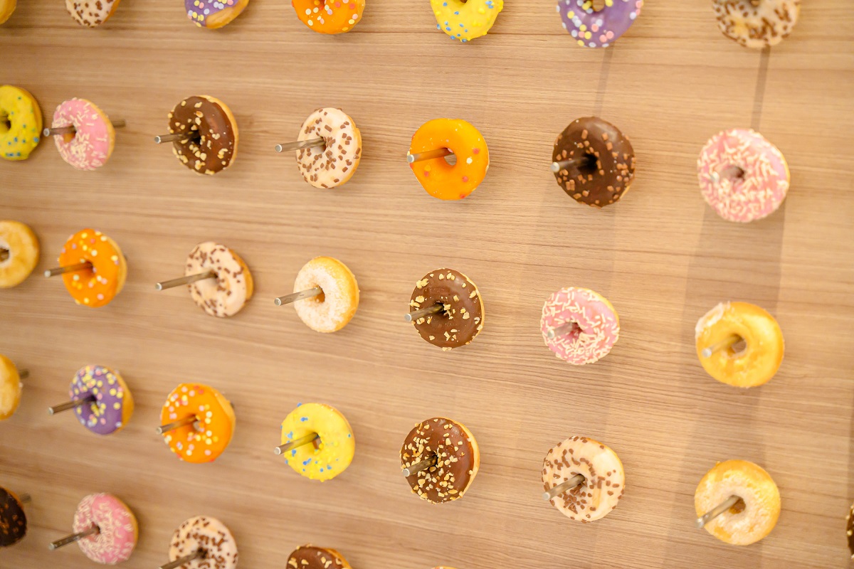 ボードに掛けられたドーナツがカラフルでフォトジェニック！注文後にクリームを絞ってくれるクッキーシュークリームもおすすめ