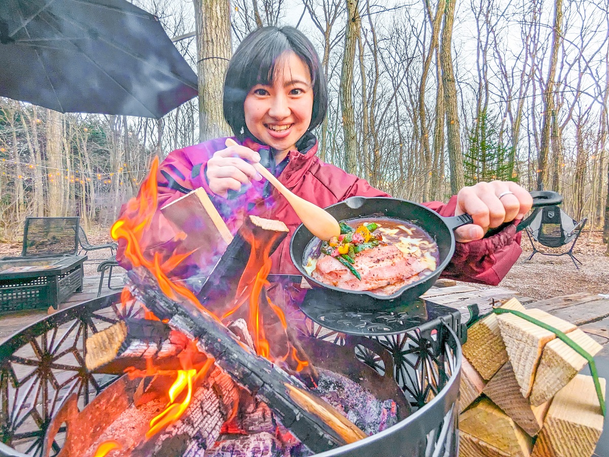スキレットカレーはたき火でおこげを作るのがおすすめです！