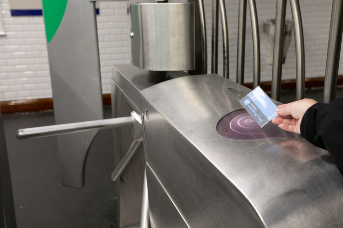 パリはメトロ（地下鉄）が便利！ 