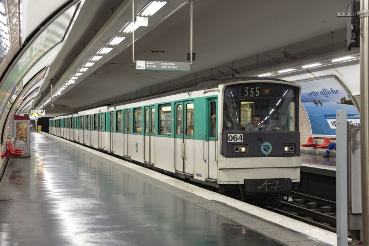 パリはメトロ(地下鉄)が便利!