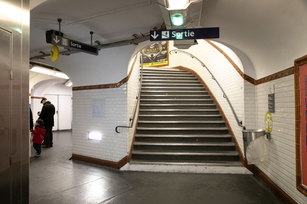 パリはメトロ(地下鉄)が便利!