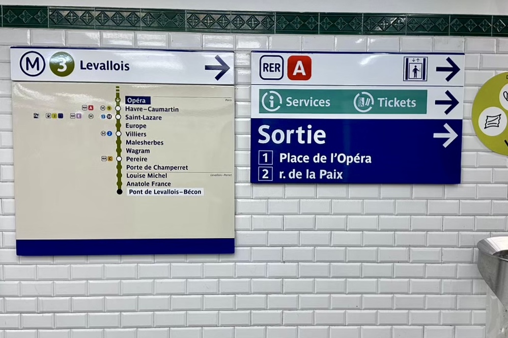 パリはメトロ（地下鉄）が便利！ 