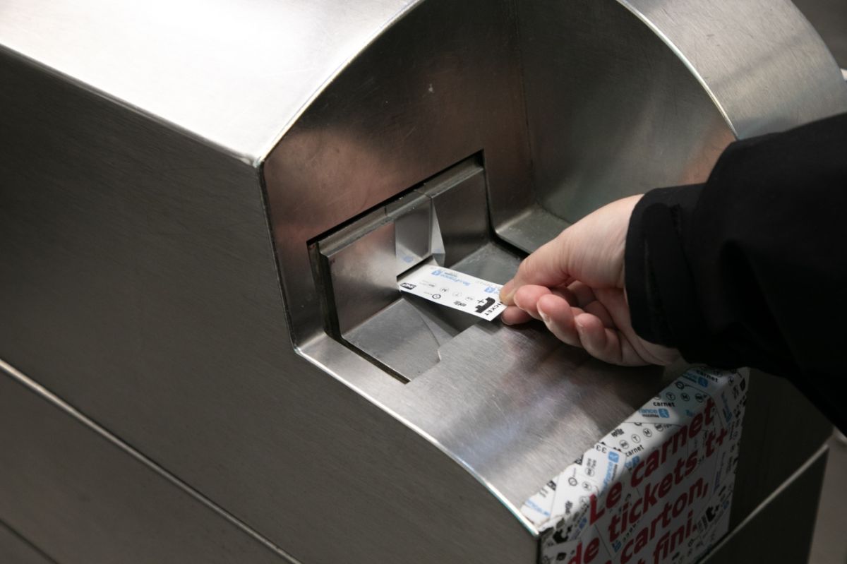 パリはメトロ（地下鉄）が便利！ 