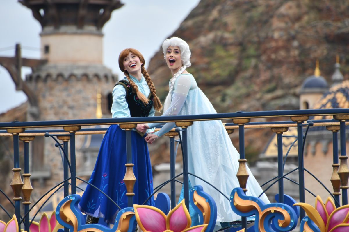 『アナと雪の女王2』の「ずっとかわらないもの」に合わせて港を1周するアナとエルサ