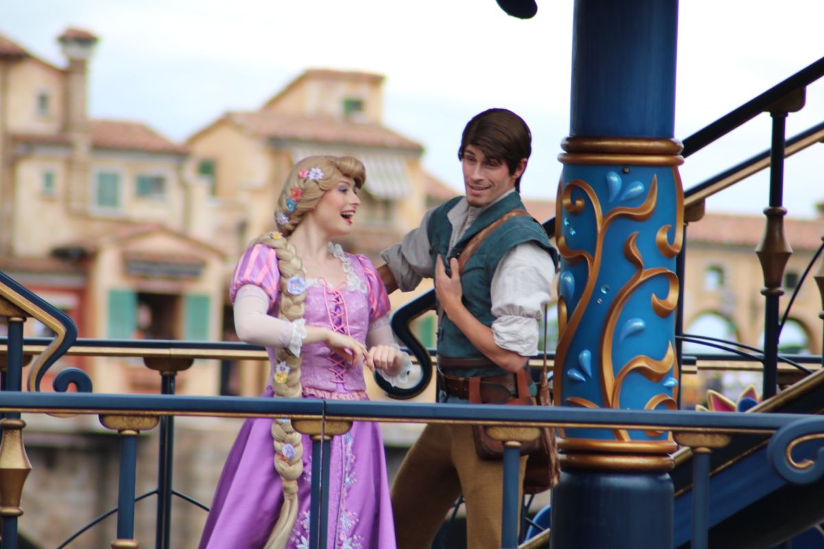 うっとりするようなロマンティックシーンを見せてくれるラプンツェルとフリン・ライダー