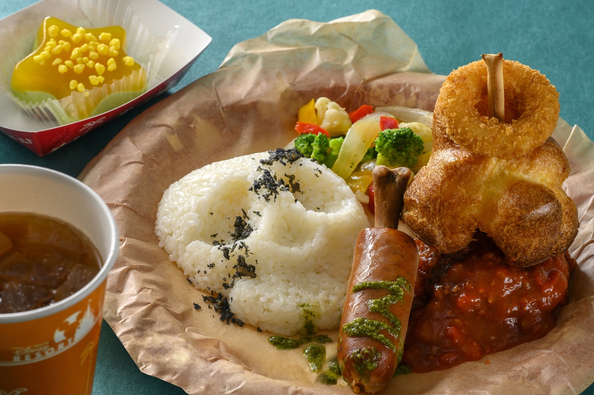 ユカタン・ベースキャンプ・グリル「スペシャルセット」アントレプレート（ハンバーグ、骨付きソーセージ、BBQソース、チーズフライ、バターライス）ライムとトロピカルフルーツのケーキソフトドリンクのチョイス