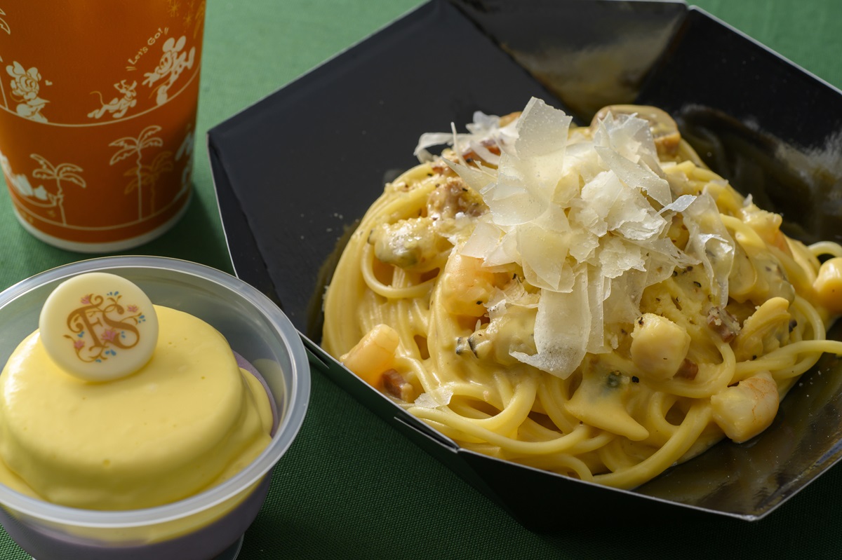 ザンビーニ・ブラザーズ・リストランテ「スペシャルセット」スパゲッティ、シーフードのカルボナーラソースベリームースケーキソフトドリンクのチョイス