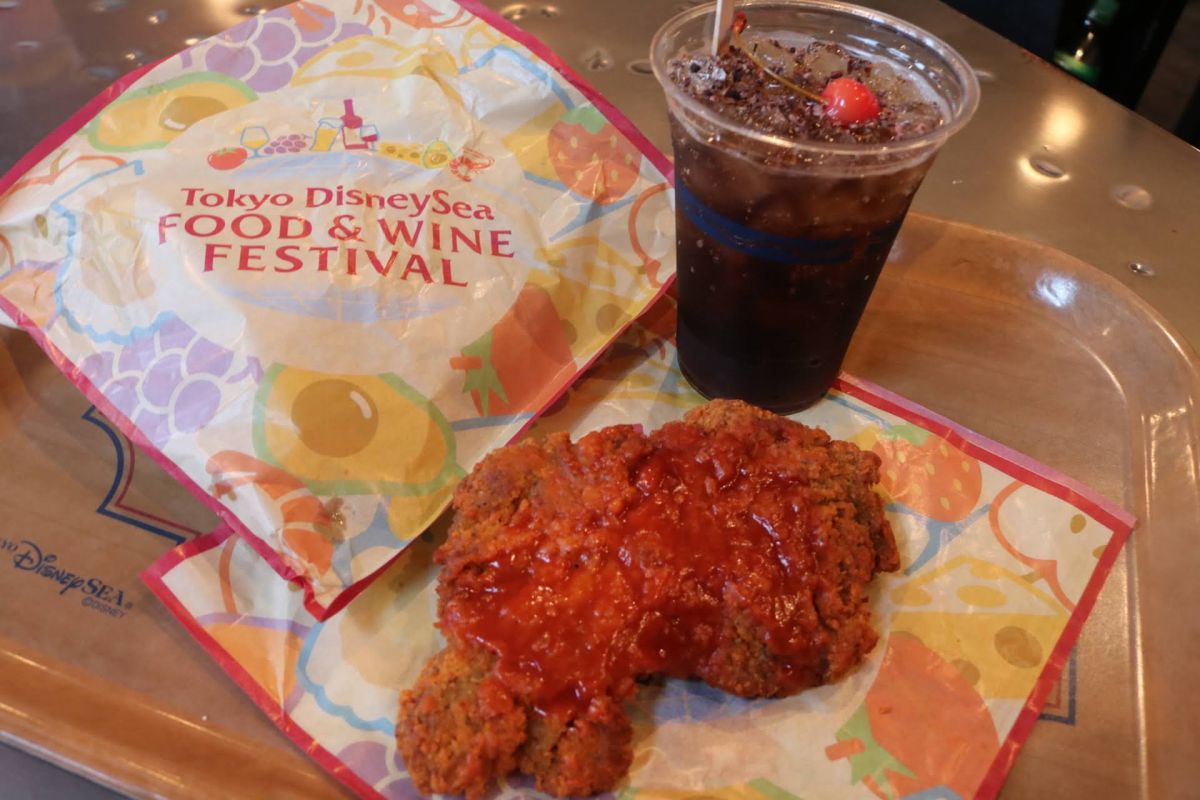 ドックサイド・ダイナーで販売中の「フライドチキンレッグ（バッファローソース）」と「コカ・コーラカクテル（チェリーブランデー）」