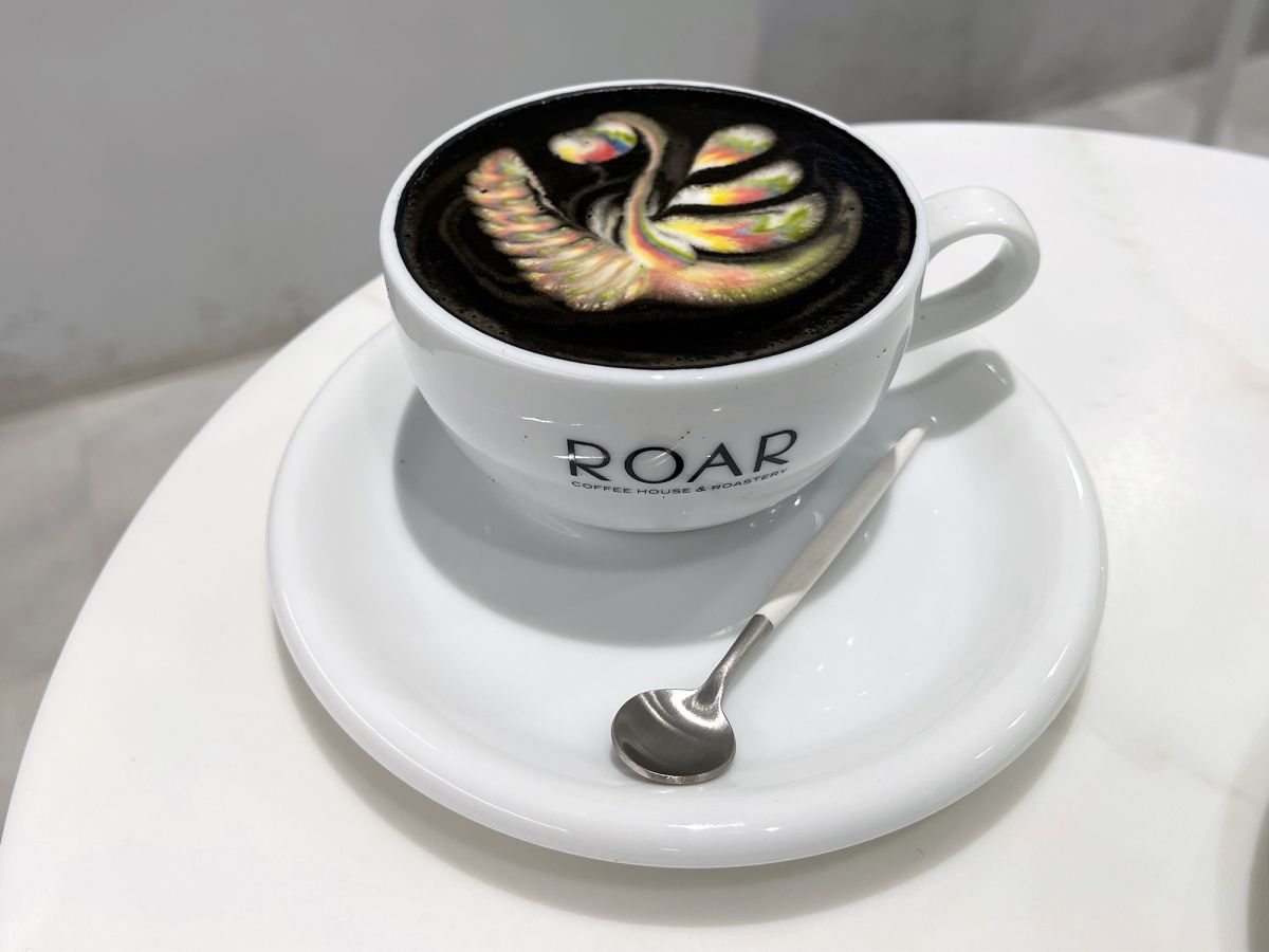 「レインボーブラックチャコールラテ」690円