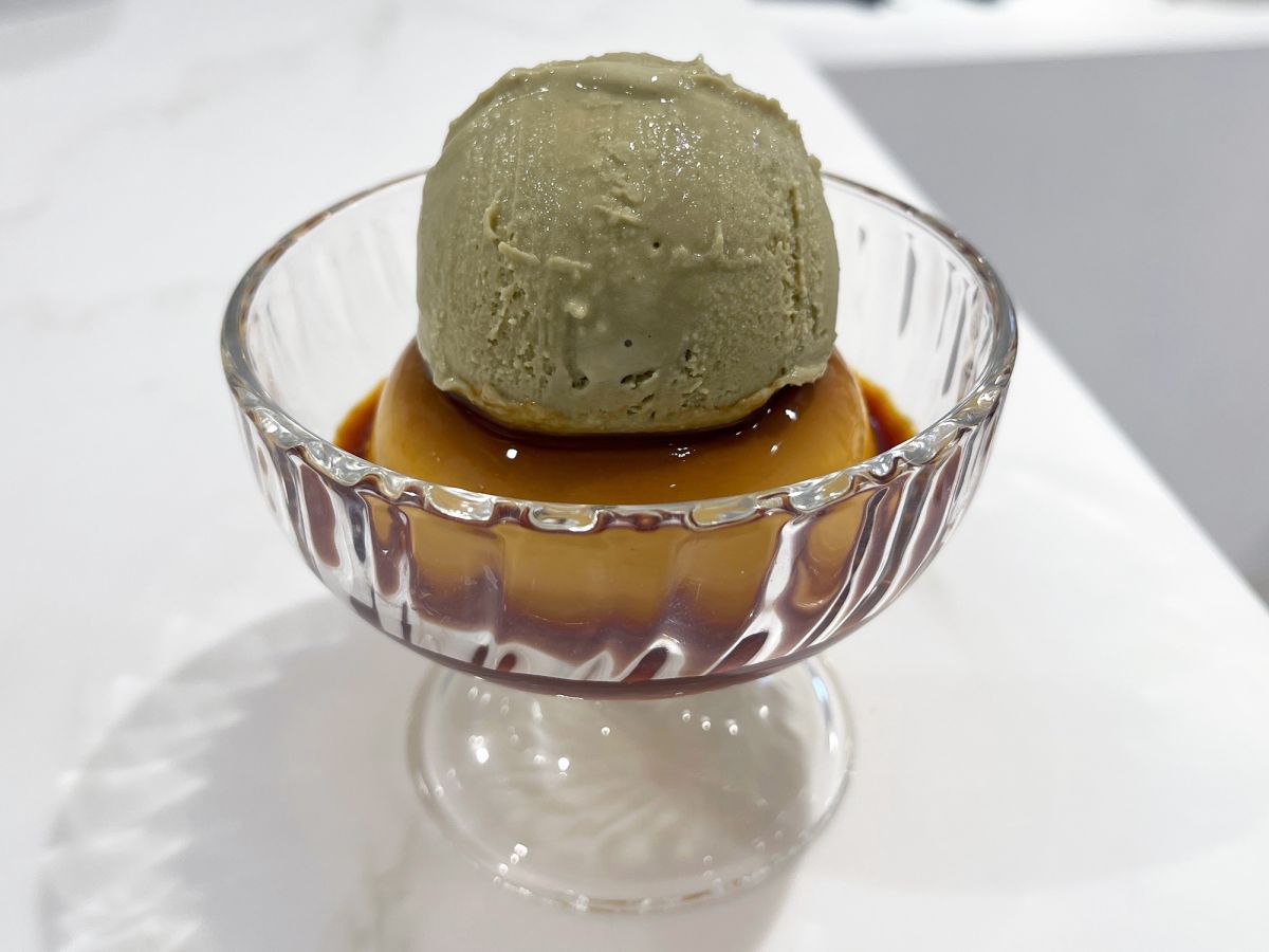 「濃厚なめらかプリン（＋アイスクリーム）」780円 ※ピスタチオアイスは＋100円