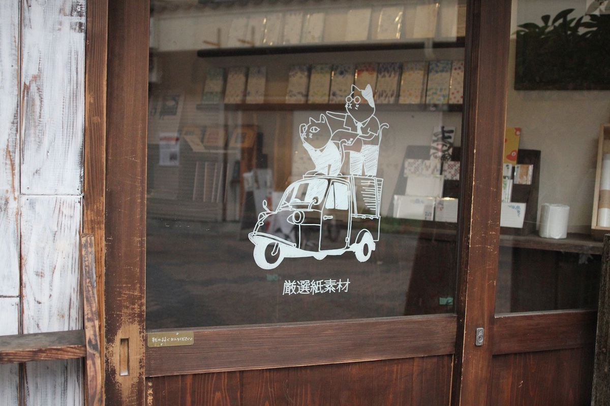 入り口には店主が描いたかわいい猫のイラストがお出迎え