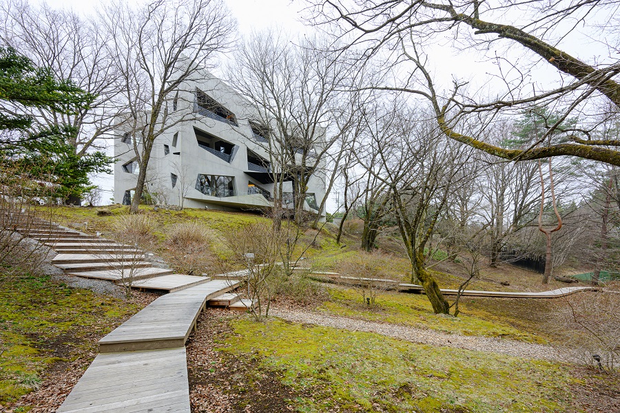 ウッドデッキを歩いて「スパ・キーフォレスト」へ