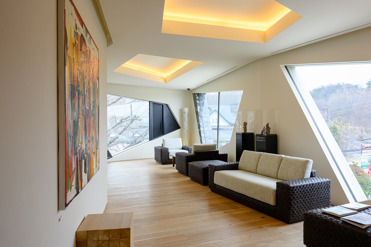 客室前廊下にもソファと展示スペースが