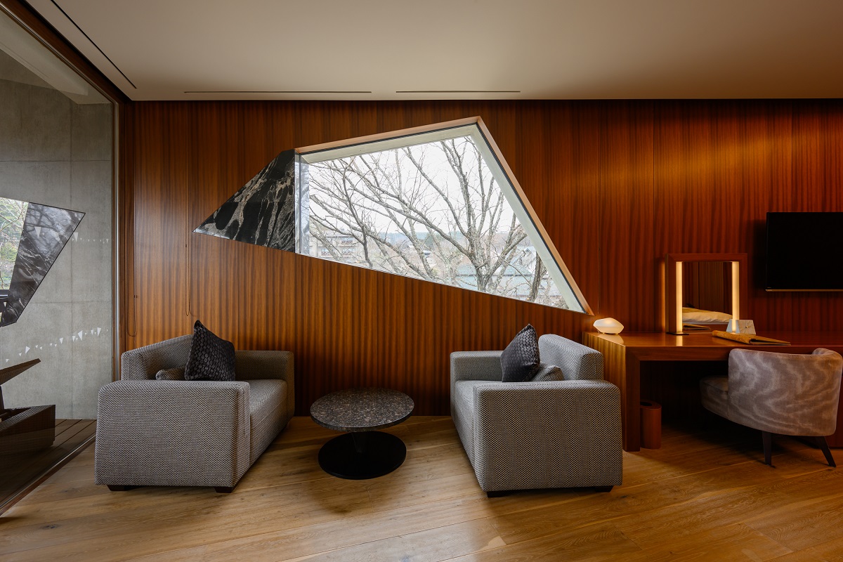 晴れた日には窓から八ヶ岳などの山の景色が見られるそう