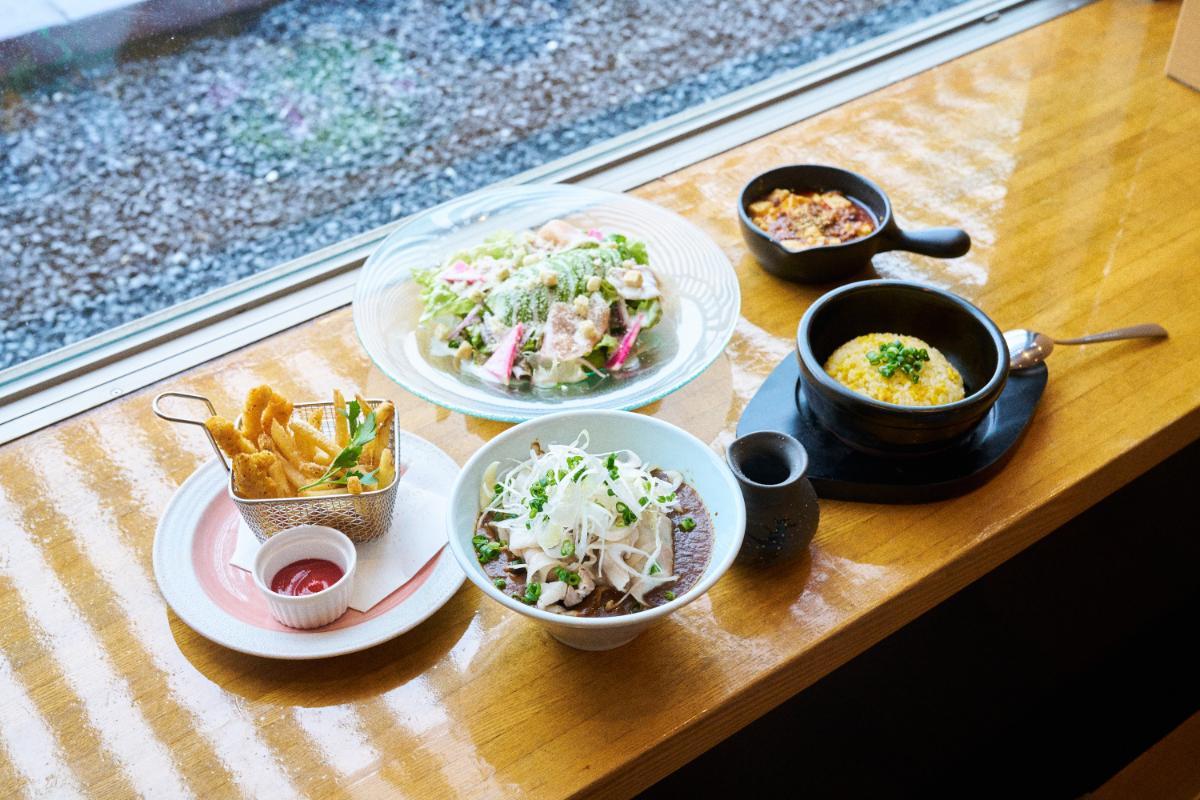 左から時計周りに「ケイジャンフライとチキンフィンガーのコリアン風」890円、「アボカドと生ハムのシーザーサラダ」890円、「石焼き麻婆豆腐チャーハン」890円、「カレールーうどん～肉盛り～」1190円