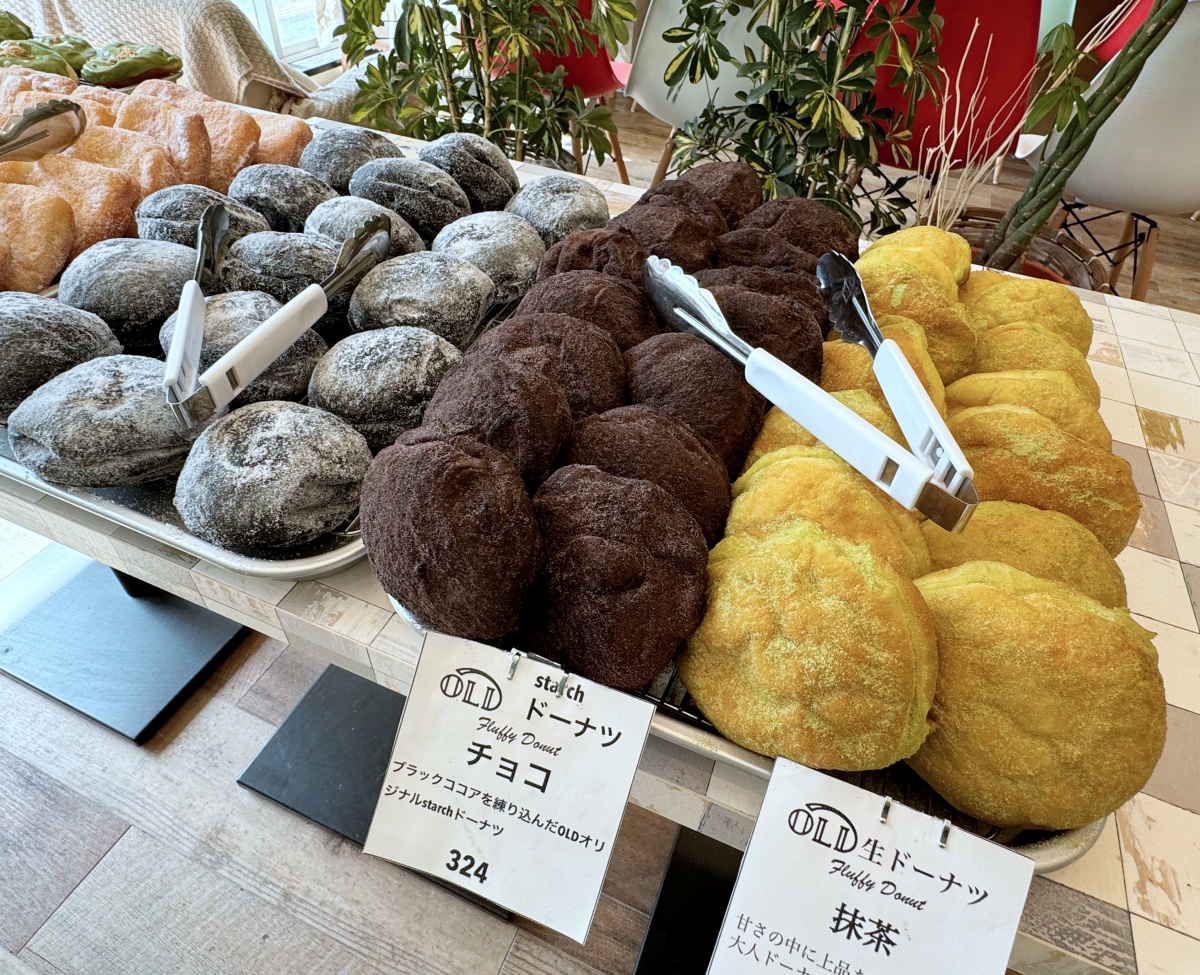 左から「竹炭」、「チョコ」、「抹茶」各324円