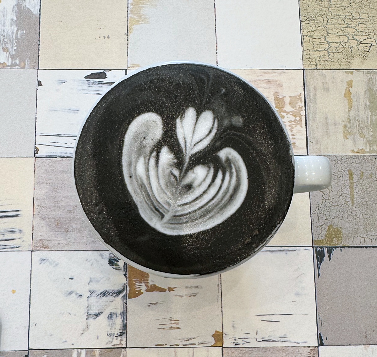 「ブラックラテ（HOT）」550円 ※単品の場合