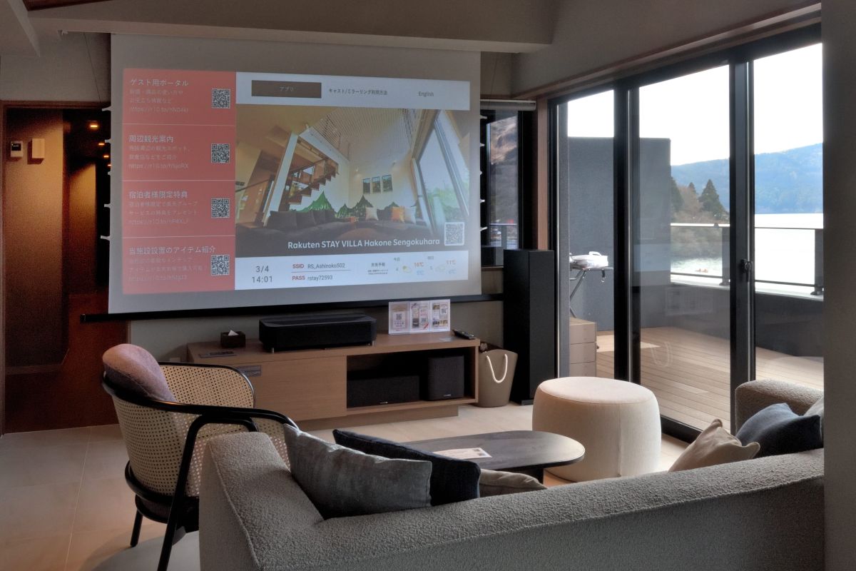 スピーカーは部屋の4隅に置かれ臨場感たっぷりのサウンド