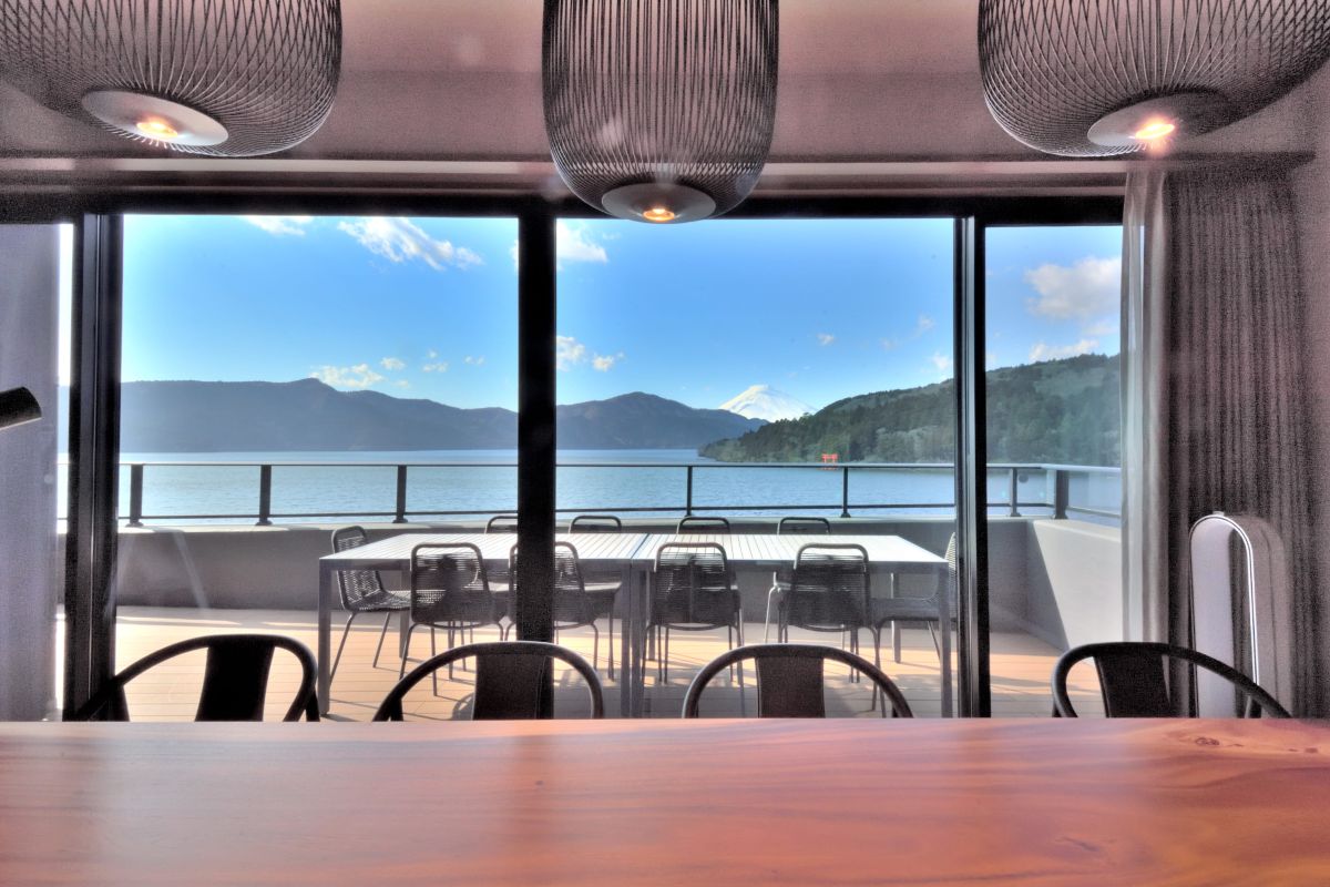 テラスには大人数用のテーブルも（写真は4ダブルベッドの客室）