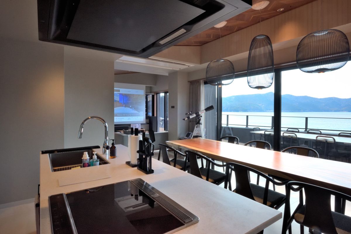 キッチンには充実した調理器具、食器類が揃っている