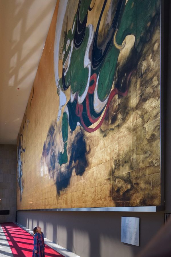 間近で大壁画を見られる