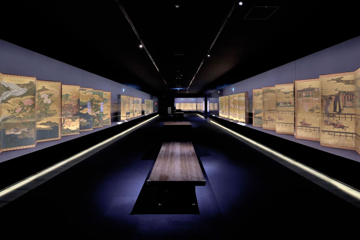 照明が絞られた展示室