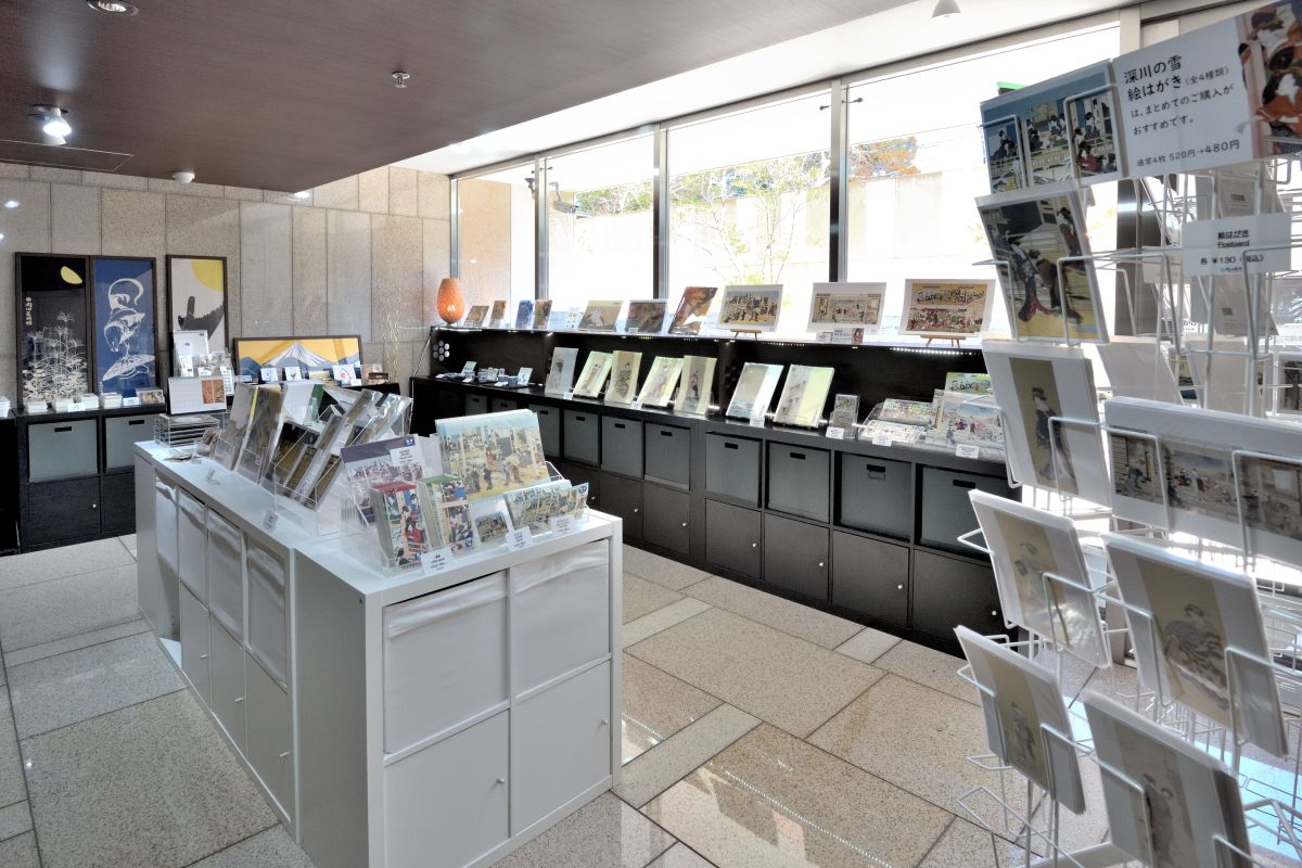 美術館入口のミュージアムショップ