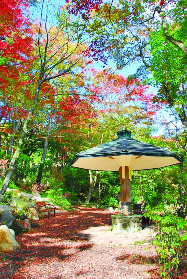 庭園へは開化亭の横に入口がある