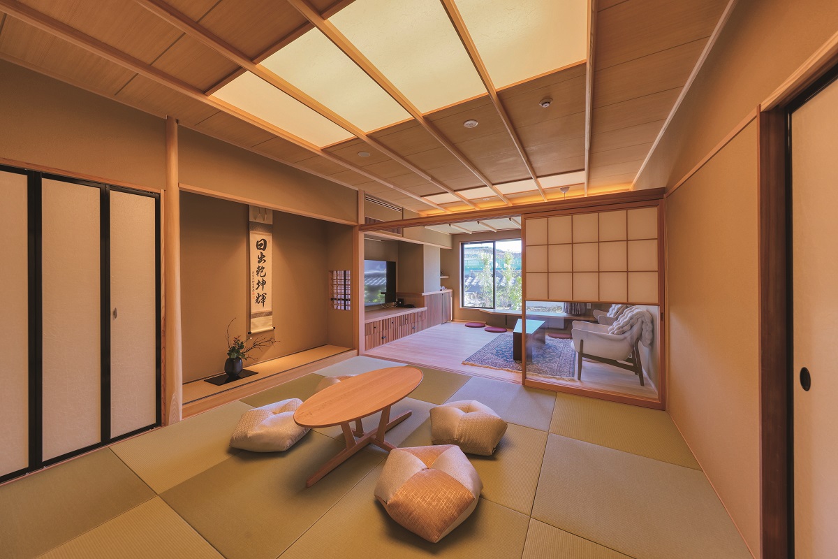 新しいスイート客室の居間は和洋折衷の過ごしやすい空間