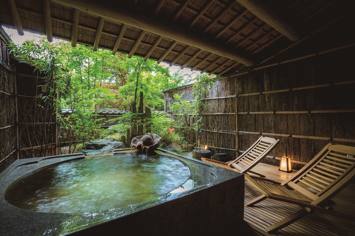 湯船やデッキから小さな庭を眺めて優雅なひとときを楽しんで