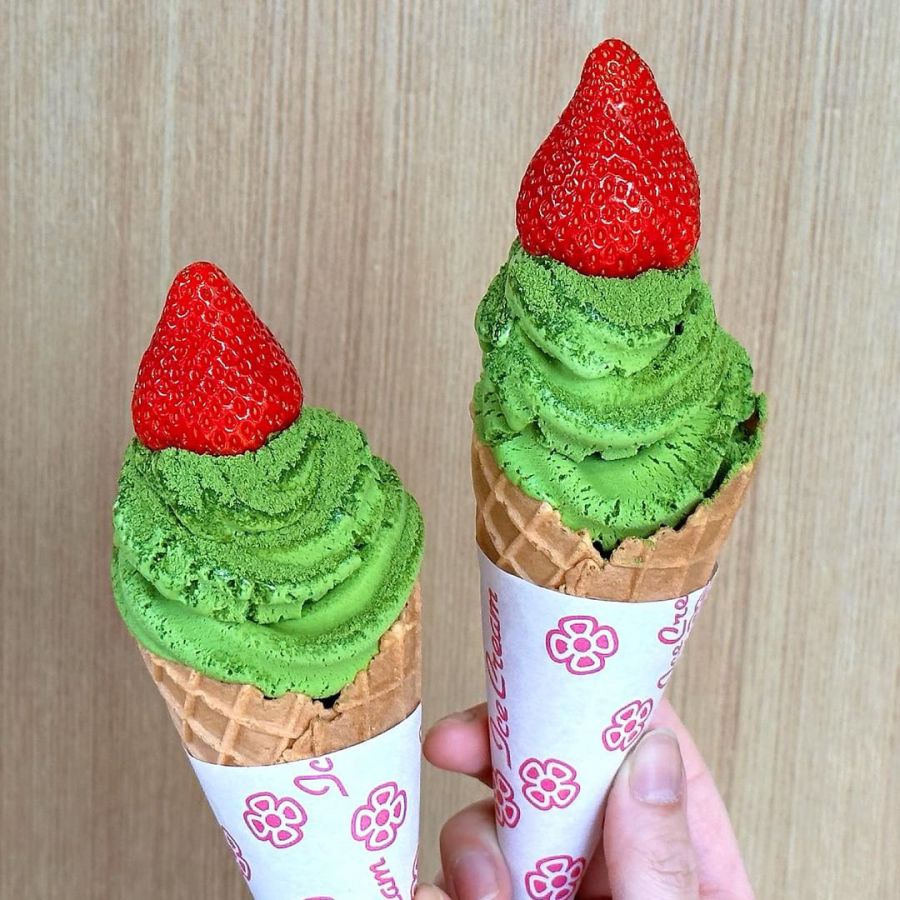 「抹茶ジェラートソフトクリーム いちごトッピング」700円 ※テイクアウト限定 ※いちごトッピングは6月ごろまで販売予定