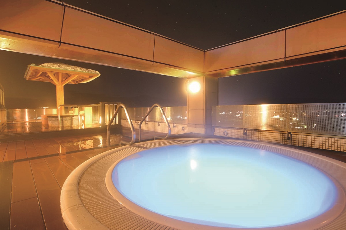 喜多館屋上の壷風呂は昼は北アルプス、夜は星空が楽しめます