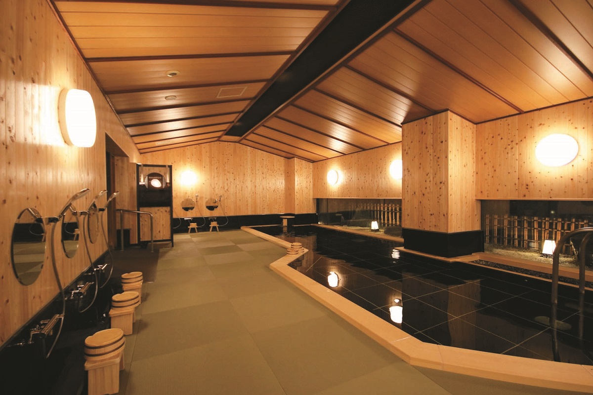 東館地下大浴場。広い湯舟で開放感も抜群