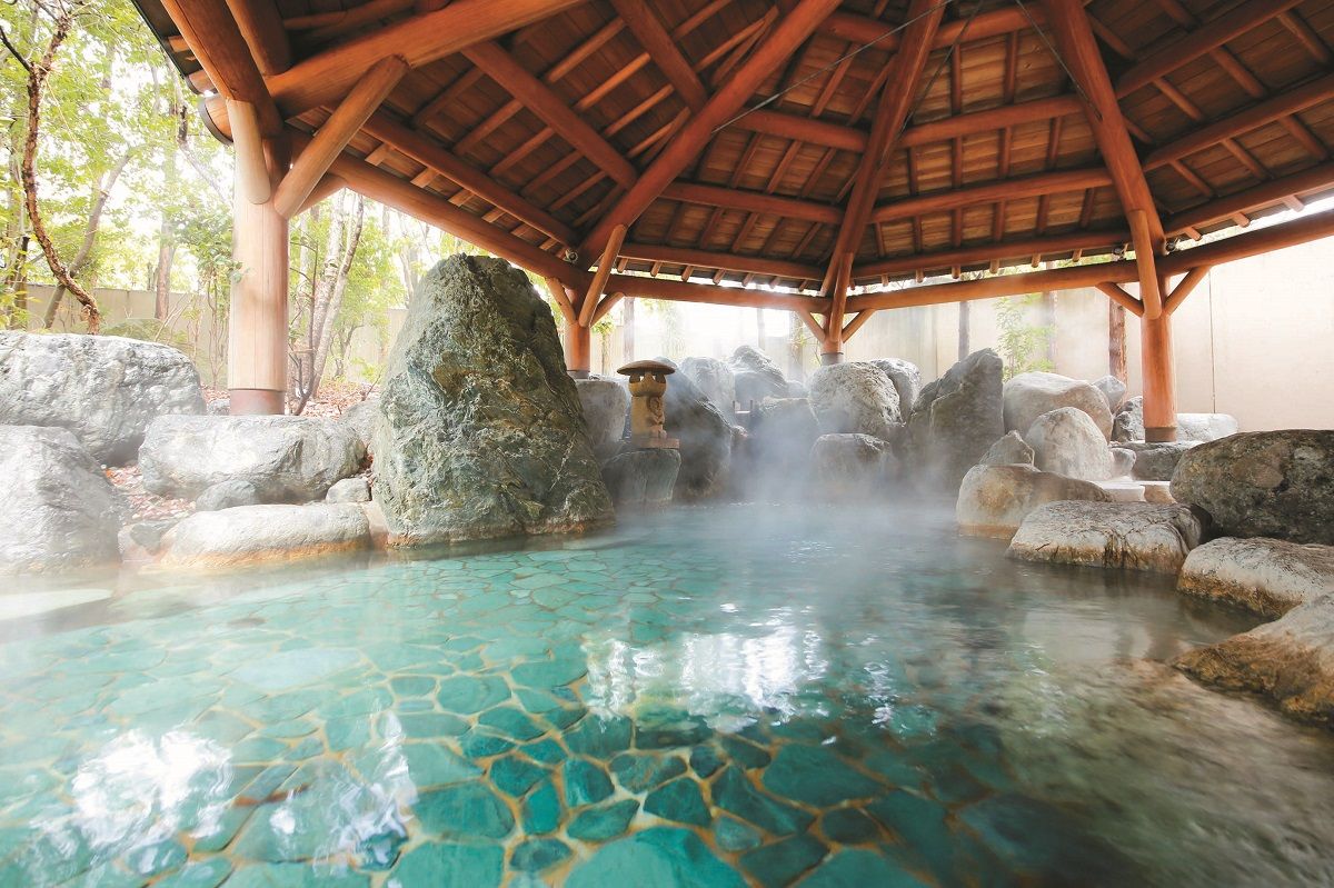 飛騨の魅力を感じる「本陣大浴殿・庭園露天風呂」湯処には様々な湯船が揃います