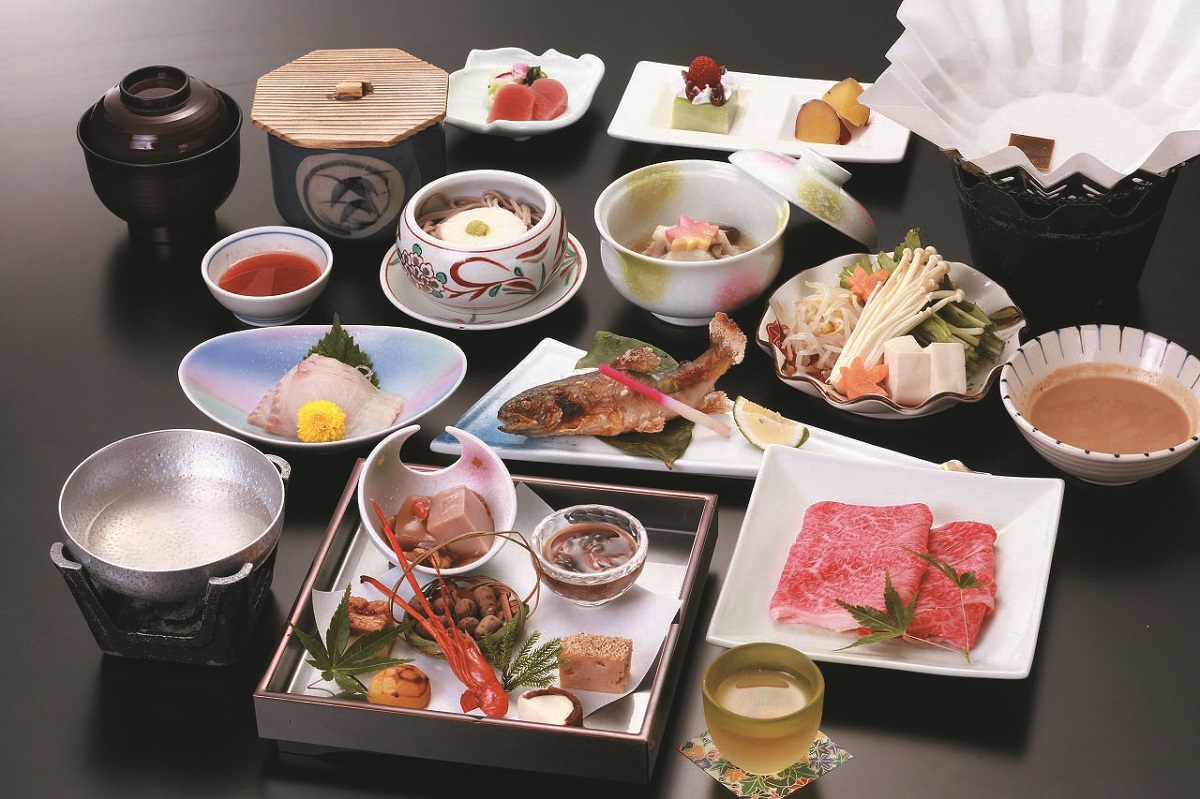 飛騨牛や川魚、山菜など、飛騨の旬の味覚が並びます