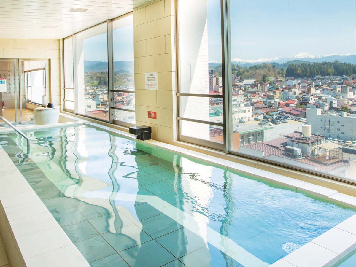 高山を一望する天然温泉の展望大浴場で旅の疲れをリフレッシュ