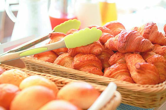 朝食で大人気のパンは毎朝その場で焼き上げています。朝食のみ 大人1600円、小人(3歳～小学生以下)1100円、幼児(３歳未満)無料