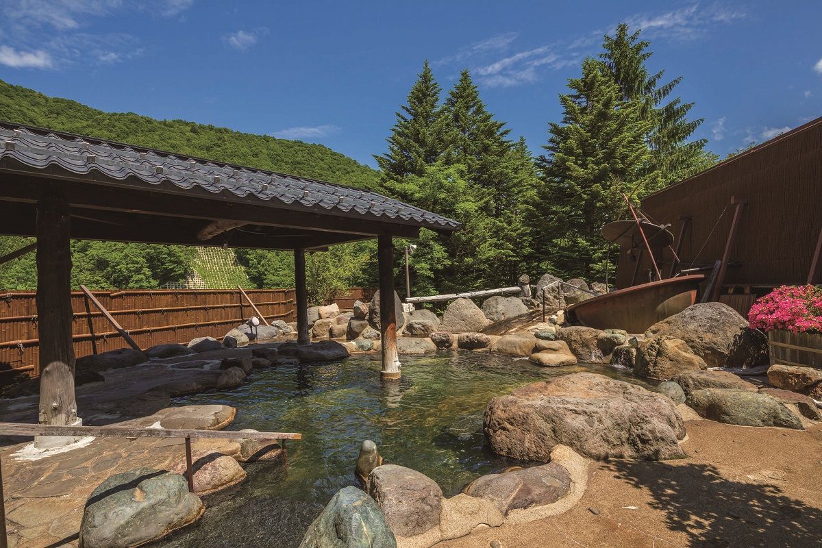 本館の庭園露天風呂(和楽亭のゲストも利用可能)。温泉に浸かりながら奥飛騨の四季を体感できます