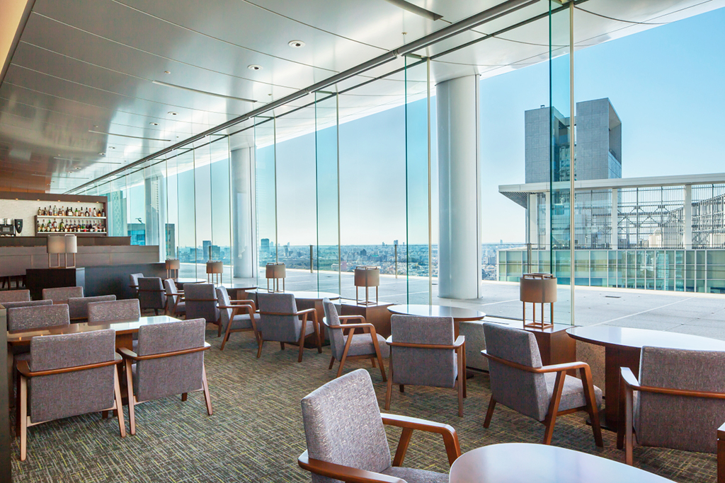 店内の大きな窓からは高層ビル群や代々木公園が一望できる