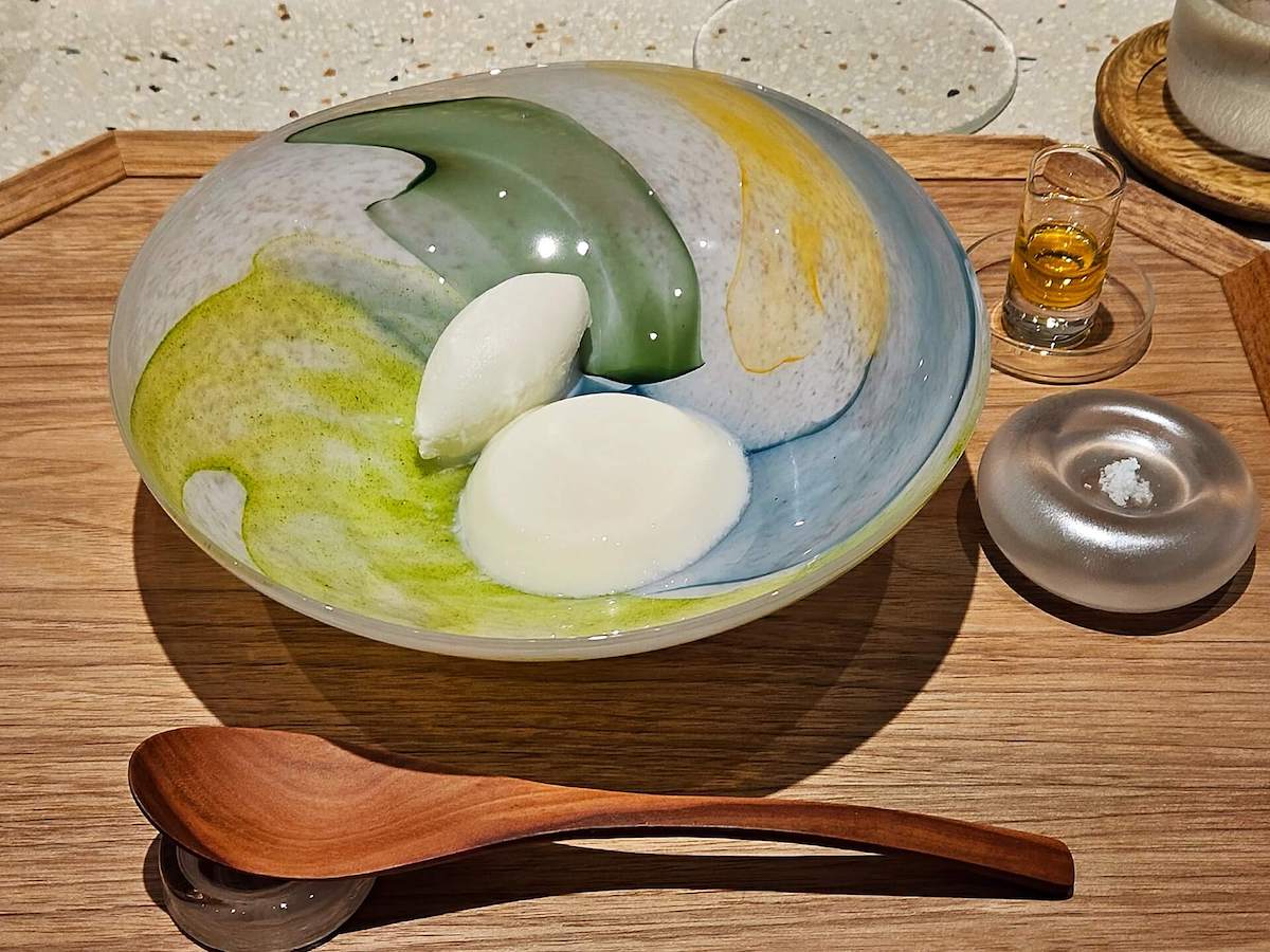 「春のおまかせコース」ノンアルコールペアリング1万7600円、アルコールペアリング2万3100円（写真は1品目の「富士山麓IDEBOK牛乳」）