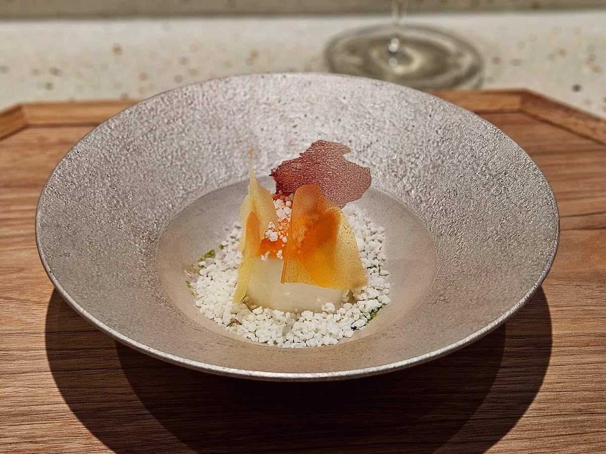 「淡路島産 新玉ねぎのムースとにんじんのチュイル」