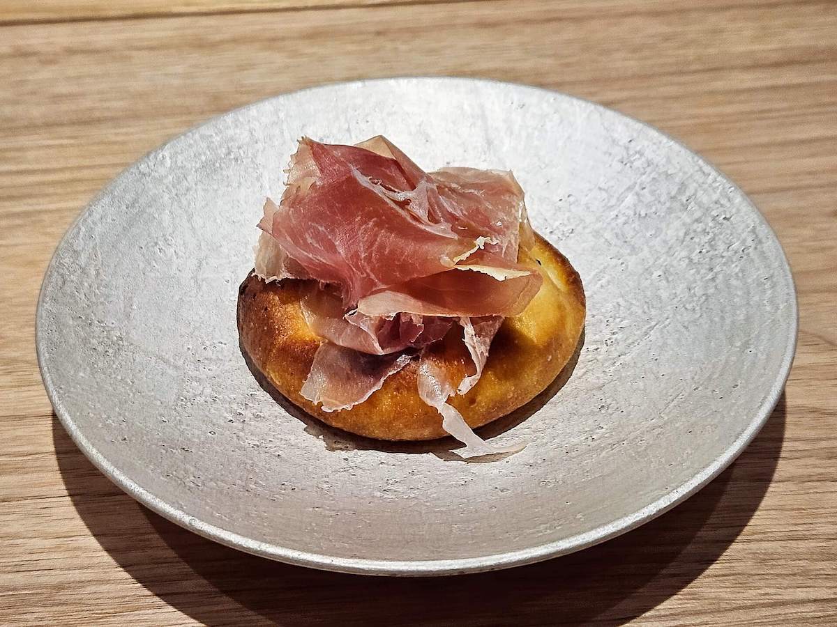 熟成キタアカリを練り込んだ焼きたてのフォカッチャ